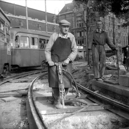Man met drilboor aan het werk bij het CS, 20-09-1951 Foto Ben van Meerendonk 