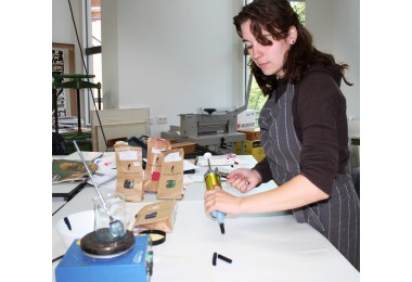 Alexandra Nederlof (studente UvA) maakt waskrijtjes op basis van historische recepten.